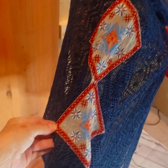 MISSY ROBERTSON BY SOUTHERN FASHION HOUSE CROCHETED NAVY BLUE PONCHO PATCHES EUC - Picture 3 of 6